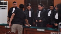 Eliezer didakwa melanggar Pasal 340 KUHP subsider Pasal 338 KUHP juncto Pasal 55 ayat 1 ke-1 KUHP.