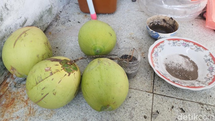 Sisa barang ritual di rumah dukun gadungan Gresik bermodus penggandaan uang