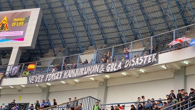 Spanduk Menolak Lupa Kanjuruhan Mejeng di Laga Persib Vs Persija