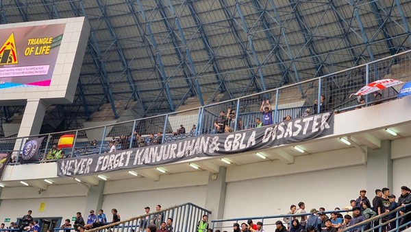 Spanduk Menolak Lupa Kanjuruhan Mejeng di Laga Persib Vs Persija