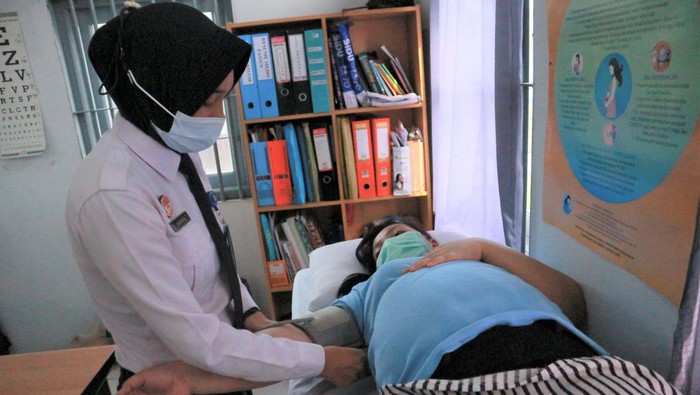 Tahaan hamil Rutan perempuan Surabaya tengah diperiksa setelah dilimpahkan