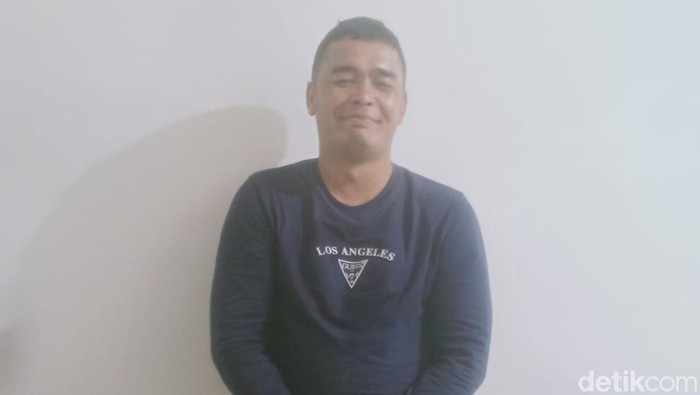 Tampang pria yang melempar lansia pakai gerigi mesin di Pematang Siantar.
