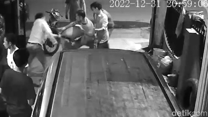 Tangkapan layar rekaman CCTV aksi pengeroyokan preman terhadap sopir travel di Medan.