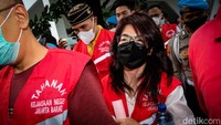 Selain Teddy, para tersangka lainnya seperti Linda juga mengenakan rompi merah kejaksaan sebelum masuk ke mobil tahanan.