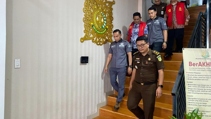 Tersangka korupsi lahan TPA Sabang ditahan. (Foto: Dok Kejari Sabang)