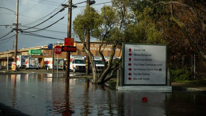 Tewaskan 14 Orang, Begini Kondisi California Usai Diterjang Banjir California tengah dilanda banjir dan angin kencang yang bersiko tanah longsor pada Selasa (10/1). Peristiwa ini menewaskan sedikitnya 14 orang.