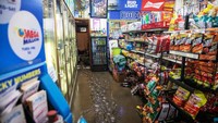 Penampakan salah satu minimarket yang dipenuhi lumpur akibat banjir di Santa Barbara, California, AS. Erica Urech/Getty Images
