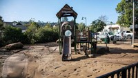 Taman bermain di Santa Barbara yang tertutup oleh lumpur. Erica Urech/ Getty Images