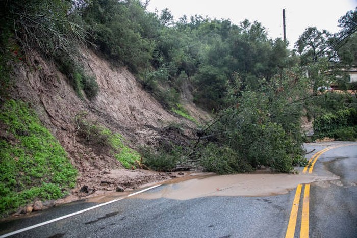 California tengah dilanda banjir dan angin kencang yang bersiko tanah longsor pada Selasa (10/1). Peristiwa ini menewaskan sedikitnya 14 orang.