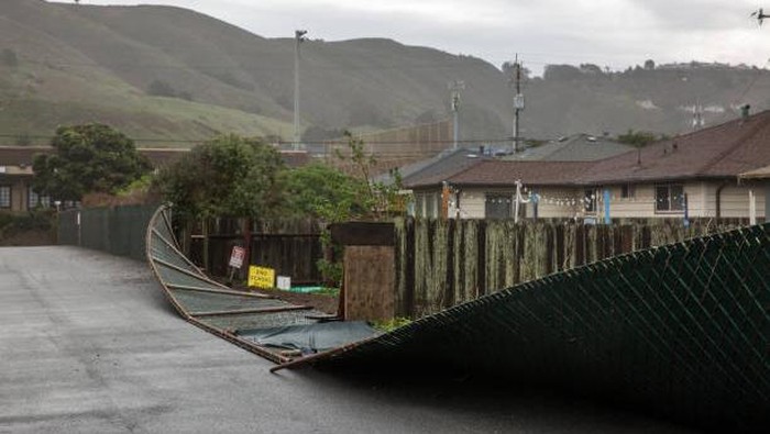 California tengah dilanda banjir dan angin kencang yang bersiko tanah longsor pada Selasa (10/1). Peristiwa ini menewaskan sedikitnya 14 orang.