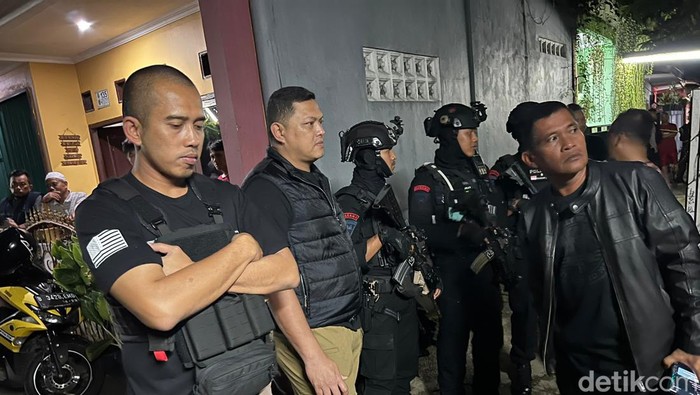 Tim kepolisian dari Ditreskrimum Polda Metro Jaya, Polres Depok, dan Brimob Polda Metro turun tangan menyelamatkan anak yang disandera ayah di Cilodong, Sukmajaya, Depok.
