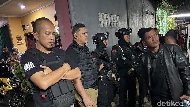 Tim kepolisian dari Ditreskrimum Polda Metro Jaya, Polres Depok, dan Brimob Polda Metro turun tangan menyelamatkan anak yang disandera ayah di Cilodong, Sukmajaya, Depok.
