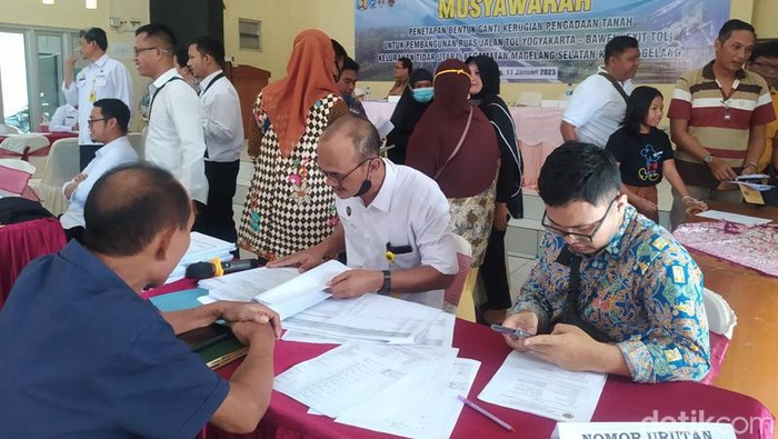 Suasana musyawarah penetapan bentuk ganti kerugian pengadaan tanah pembangunan jalan tol Jogja-Bawen di Kelurahan Tidar Utara, Kota Magelang.