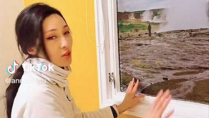 Turis kaget dengan pemandangan jendela kamar hotelnya
