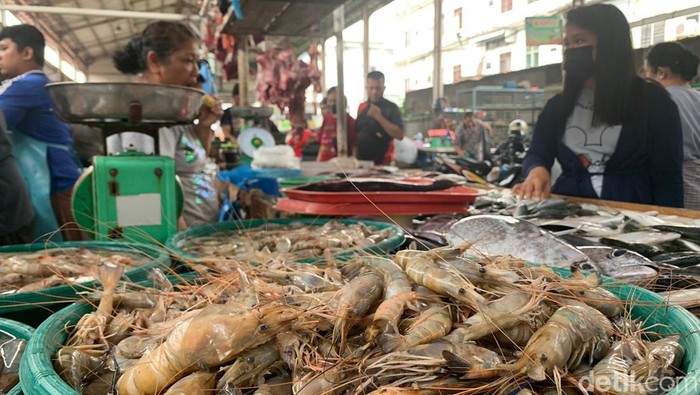 Udang laut yang dijual di Pasar MMTC Medan. (Kartika Sari/detikSumut)
