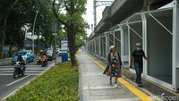 Warga melintas di Jalan Penataran kawasan Tugu Proklamasi, Jakarta, Rabu (11/01/2023). Kawasan ini terlihat rapi usai trotoar dan lapak PKL dipercantik.