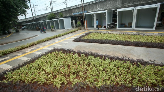 Usai Revitalisasi, Kios Bongkar Pasang di Tugu Proklamasi Kini Terlihat Cantik Ratusan kios bongkar pasang untuk para pedagang kaki lima (PKL) di kawasan Tugu Proklamasi, Jakarta, Rabu (11/01/2023), kini terlihat cantik dan rapi. Revitalisasi kios kini memasuki tahap pengerjaan akhir.