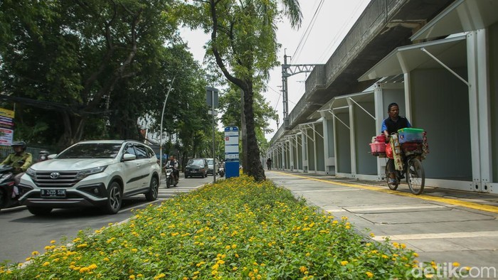Ratusan kios bongkar pasang untuk para pedagang kaki lima (PKL) di kawasan Tugu Proklamasi, Jakarta, Rabu (11/01/2023), kini terlihat cantik dan rapi. Revitalisasi kios kini memasuki tahap pengerjaan akhir.