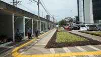 Sebelumnya lokasi ini termasuk kawasan kuliner, sebab deretan lapak di sisi trotoar banyak diisi oleh pedagang yang menggunakan tenda.