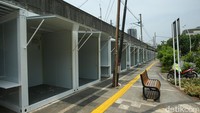 Selain pembangunan trotoar dan kios yang rapi, lokasi tersebut juga dilengkapi dengan taman dan bangku.