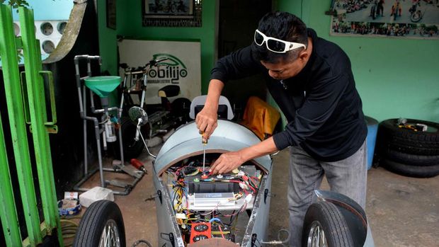 Wiwin Vegas bikin mobil listrik model klasik. Wiwin pria asal Tegalrejo dengan mobil listrik buatannya.