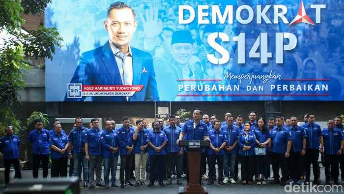 Ketum Partai Demokrat Agus Harimurti Yudhoyono (AHY) gelar jumpa pers awal tahun. AHY menyoroti sejumlah isu politik termasuk penangkapan Lukas Enembe.