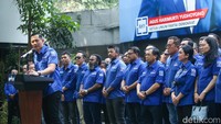 AHY mengharapkan Lukas Enembe dapat diberikan kesehatan sehingga dapat menjalani proses hukum dengan baik. Menurutnya, Lukas Enembe juga perlu diberikan ruang untuk memulihkan kesehatannya. Lebih lanjut, AHY mengimbau masyarakat Papua untuk tetap tenang. Dia juga meminta masyarakat untuk memberikan ruang kepada para penegak hukum untuk memproses hukum secara adil dan baik.