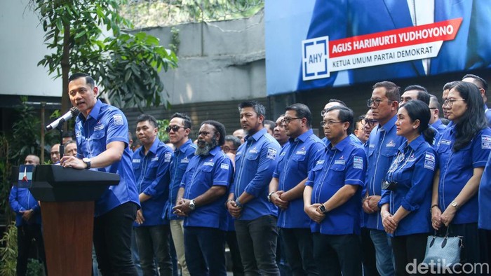 AHY Bahas KUHP Hingga Lukas Enembe Ketum Partai Demokrat Agus Harimurti Yudhoyono (AHY) gelar jumpa pers awal tahun. AHY menyoroti sejumlah isu politik termasuk penangkapan Lukas Enembe.