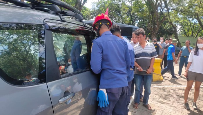 Aksi Damkar Selamatkan 2 Bocah Terkunci dalam Mobil di Bogor (dok Damkar Kabupaten Bogor)