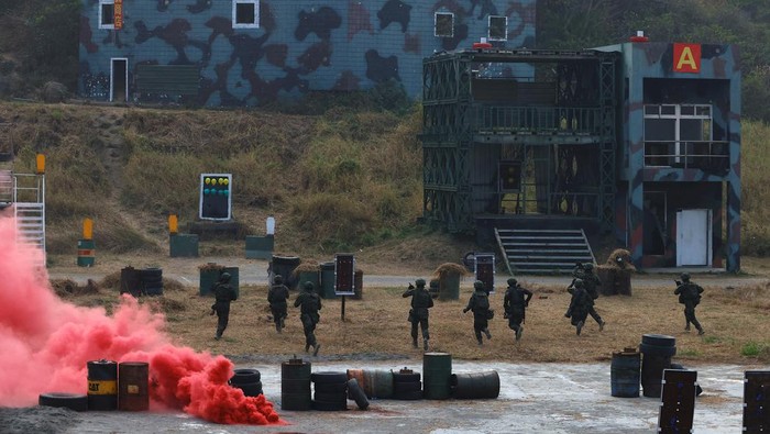Aksi Latihan Militer Taiwan di Tengah Ketegangan dengan China Members of Taiwan's armed forces participate in the two-day routine drill to show combat readiness ahead of Lunar New Year holidays, at a military base in Kaohsiung, Taiwan, January 12, 2023. REUTERS/Ann Wang