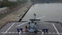 Latihan rutin ini juga melibatkan helikopter, jet tempur hingga kapal perang.  
