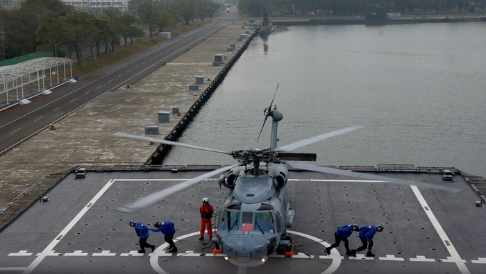 Aksi Latihan Militer Taiwan di Tengah Ketegangan dengan China Members of Taiwan's armed forces participate in the two-day routine drill to show combat readiness ahead of Lunar New Year holidays, at a military base in Kaohsiung, Taiwan, January 12, 2023. REUTERS/Ann Wang