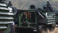 Tank-tank Angkatan Darat, truk-truk pembawa roket dan helikopter serang menembaki penyusup tiruan dalam latihan simulasi invasi melalui kota pelabuhan Kaohsiung.  