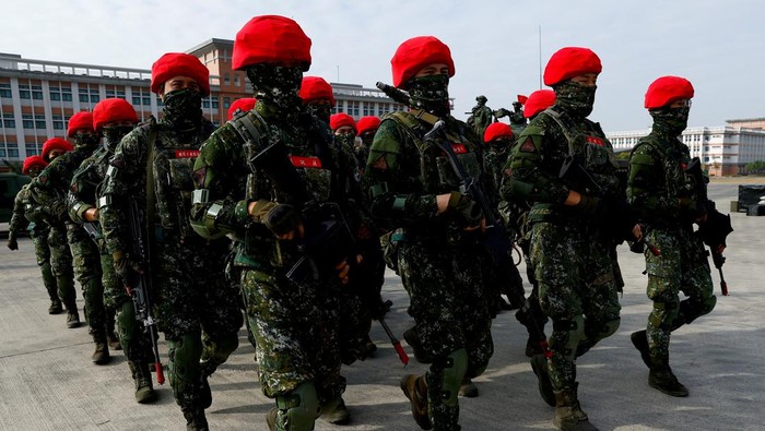 Aksi Latihan Militer Taiwan di Tengah Ketegangan dengan China Members of Taiwan's armed forces participate in the two-day routine drill to show combat readiness ahead of Lunar New Year holidays, at a military base in Kaohsiung, Taiwan, January 12, 2023. REUTERS/Ann Wang