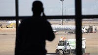 Badan Penerbangan Federal Amerika Serikat (Federal Aviation Administration/FAA) menangguhkan seluruh penerbangan di Negeri Paman Sam akibat sistem sempat padam di hari itu. (John Moore/Getty Images)