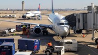 FAA mengatakan sistem penerbangan yang dikenal dengan Notice to Air Missions (NOTAM) berhenti memproses informasi terbaru secara tiba-tiba. (John Moore/Getty Images)