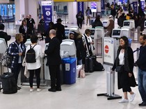 Badai Luar Biasa Terjang AS, 13.000 Penerbangan Dibatalkan