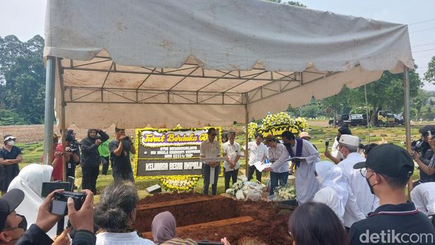 Angela Hindriati korban mutilasi dimakamkan satu liang lahad dengan putrinya di TPU Kampung Kandang, Jagakarsa, Jaksel.