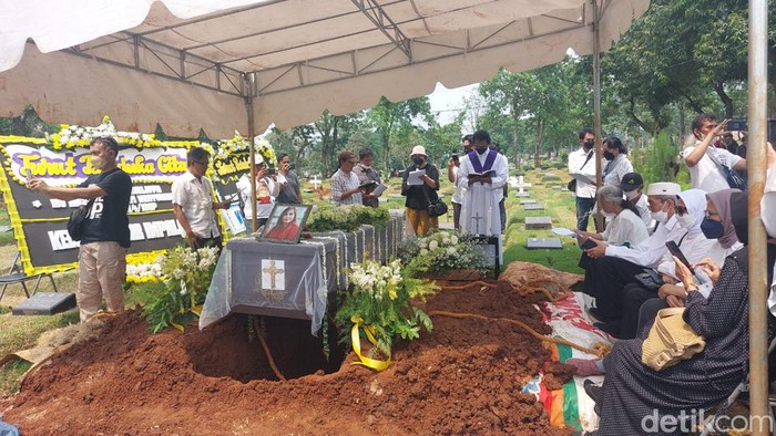 Angela Hindriati korban mutilasi dimakamkan satu liang lahad dengan putrinya di TPU Kampung Kandang, Jagakarsa, Jaksel.