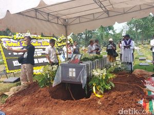 Isak Tangis Keluarga Warnai Pemakaman Angela Korban Mutilasi