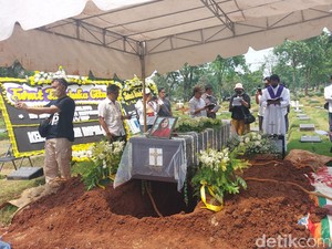Duka Keluarga Saat Angela Korban Mutilasi 1 Pusara dengan Putrinya