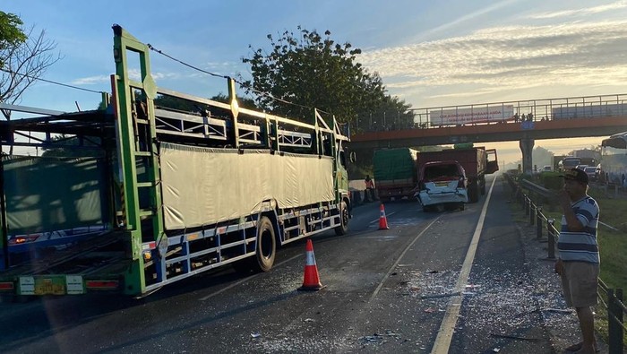 Angkot ringsek usai terlibat kecelakaan beruntun di Tol Tangerang.