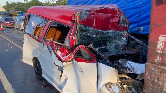 Angkot ringsek usai terlibat kecelakaan beruntun di Tol Tangerang.