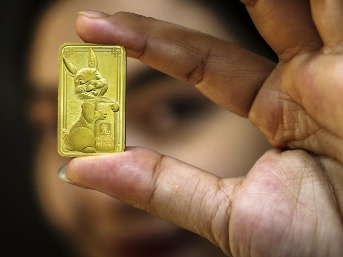 Petugas menunjukkan emas edisi imlek berupa gambar Kelinci di Butik Emas Antam, Setia Budi, Jakarta, Selasa (12/1/2023). Emas batangan edisi Imlek 2023 ini memiliki berat 8 gram dengan 99,99 persen emas murni dan dijual dengan harga Rp8,9 juta. ANTARA FOTO/Rivan Awal Lingga