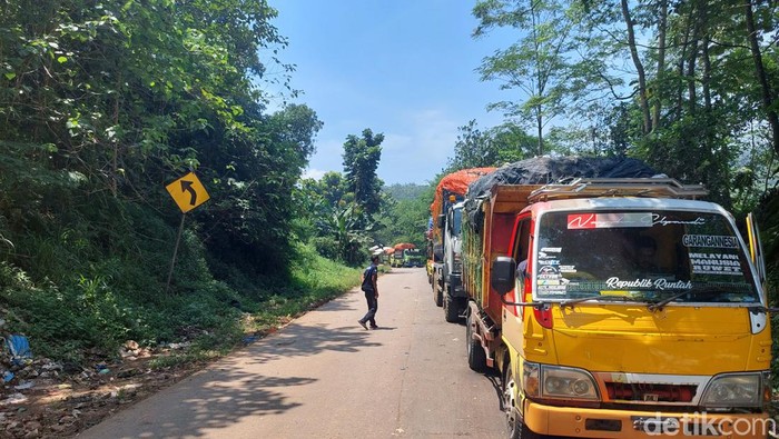Antrean truk di TPA Sarimukti
