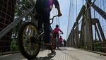 Antusias Warga Desa di Pedalaman Aceh Lintasi Jembatan Gantung Baru