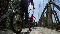 Sebelum adanya jembatan gantung ini warga harus mengarungi sungai dan jika arus besar, warga harus memutar jauh melintasi waduk.  