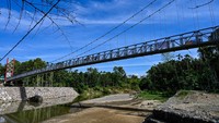 Dua desa di pedalaman Aceh Besar, Gampong Siron Blang dan Suron Krueng, akhirnya kembali terhubung jembatan gantung sepanjang 120 meter. Jembatan sebelumnya putus akibat diterjang banjir pada 2018 lalu.  