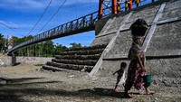 Hirmawan, mengatakan, dirinya memperjuangkan pembangunan jembatan tersebut setelah melihat aktivitas warga di sana beberapa waktu lalu. Ketika mengunjungi desa tersebut, politikus PKB itu melihat anak sekolah menyebarangi sungai menggunakan rakit.  
