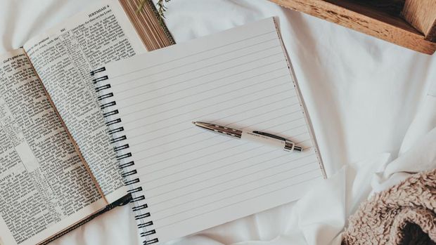 Apa itu teks diskusi? Diskusi adalah salah satu bentuk penyelesaian masalah. Teks diskusi digunakan sebagai media untuk mencari solusi dari sebuah permasalahan.